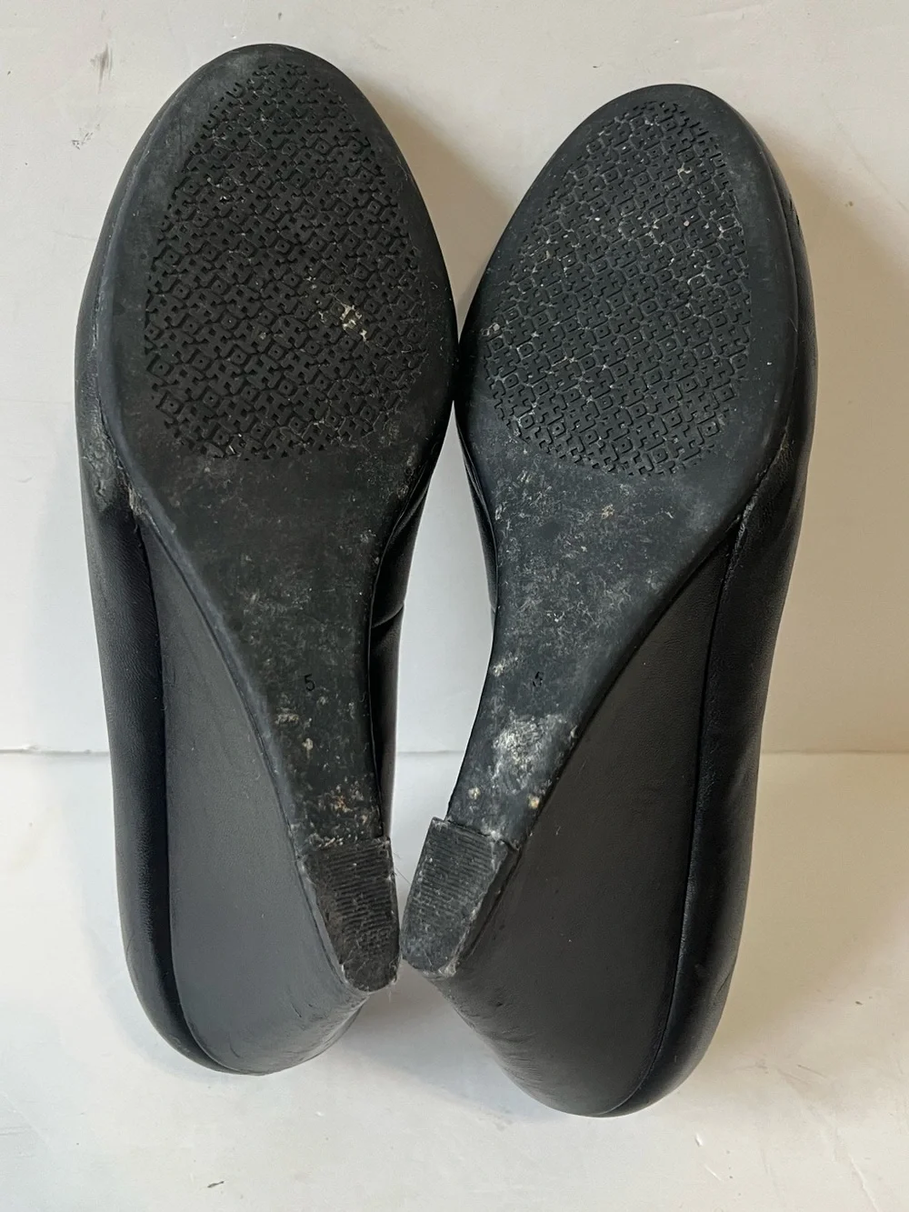 Tory Burch Black Leather logo Gold Emblem Wedge Pumps size 5